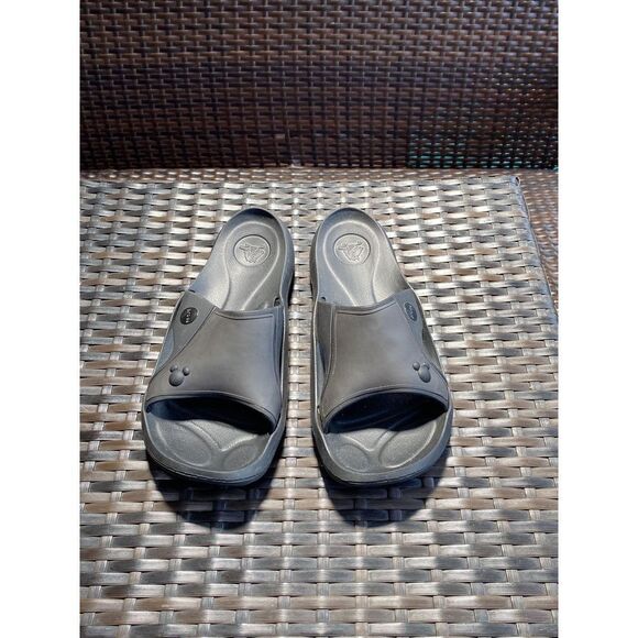 Crocs Disney Mens size 9 - Picture 1 of 7